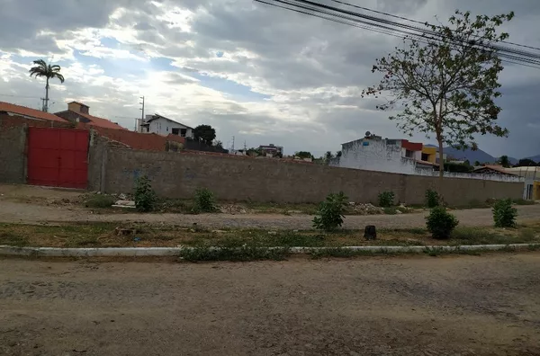 Terreno com 2 mil m2, murado e com poço profundo na Colina