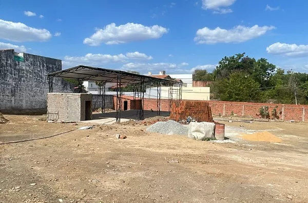 Coberta 200m2 e Terreno com 2 mil m2, murado e com poço profundo na Colina - Foto 1