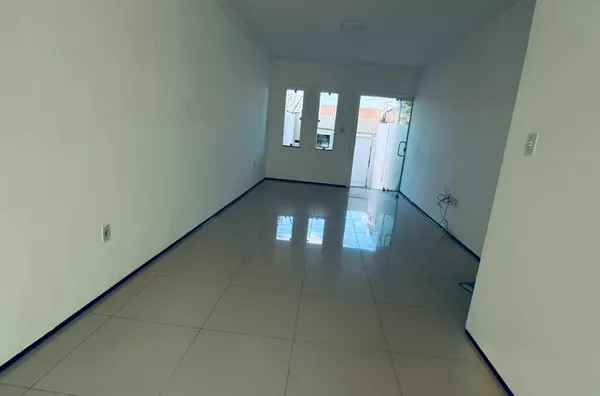 ALUGUE JÁ Casa com 03 quartos no Junco próximo ao Estádio