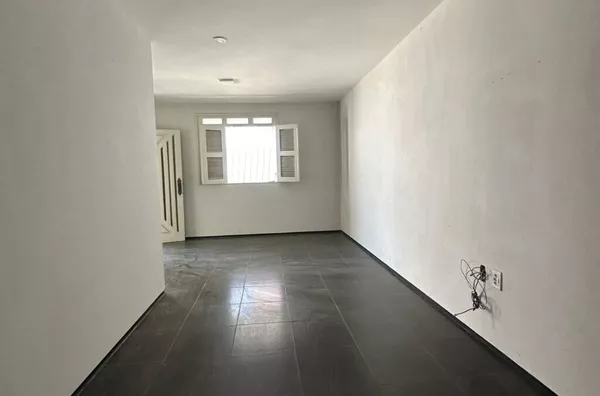 ALUGUE JÁ CASA no Derby com 3 quartos e vaga até mais de 4 carros