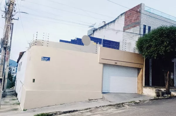Locação Casa com piscina, 03 quartos no bairro Padre Ibiapina, Sobral