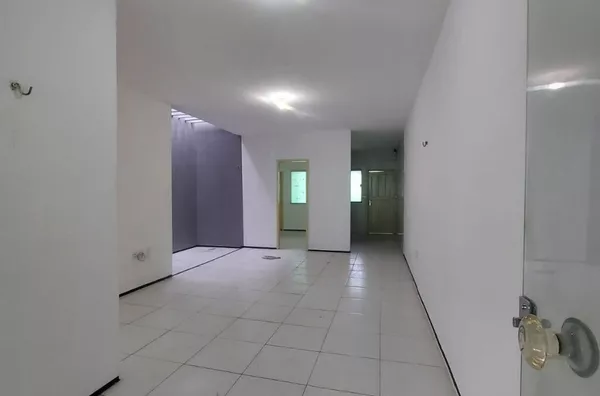 ALUGUE JÁ Casa no Renato Parente com 2 quartos, próximo ao Clube dos Calçadistas