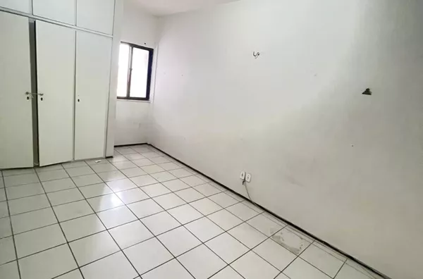 Locação - Apartamento c/ 02 Quartos c/ guarda roupas embutidos e cond. c/ portaria