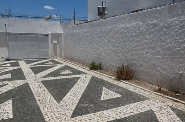 ALUGUE JÁ CASA no Derby com 3 quartos e vaga até mais de 4 carros