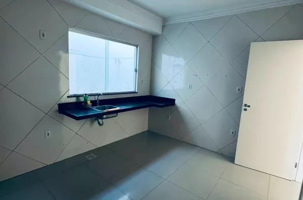 ALUGUE JÁ Casa com 03 quartos no Junco próximo ao Estádio