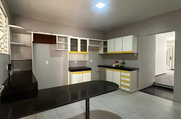 ALUGUE JÁ CASA no Derby com 3 quartos e vaga até mais de 4 carros