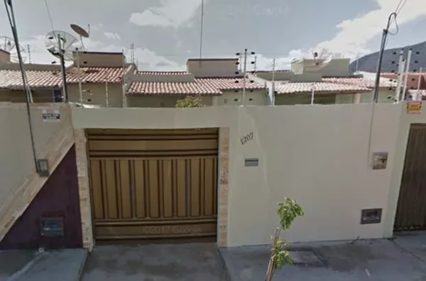 Venda - Casa com 02 Quartos no Renato Parente