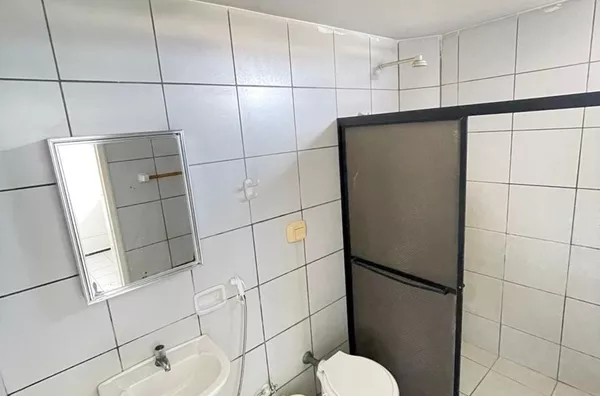Locação - Apartamento c/ 02 Quartos c/ guarda roupas embutidos e cond. c/ portaria