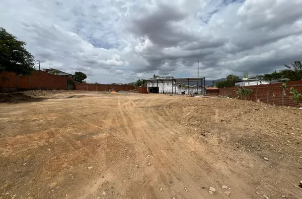 Coberta 200m2 e Terreno com 2 mil m2, murado e com poço profundo na Colina - Foto 2