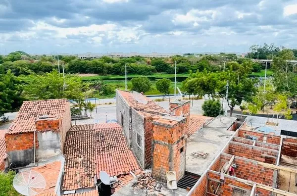 ALUGUE JÁ Apartamento nas Pedrinhas com 02 Suítes e Varanda