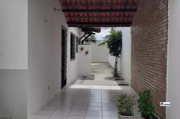 Casa na Avenida Principal á venda 