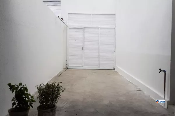 Casa na Avenida Principal á venda 