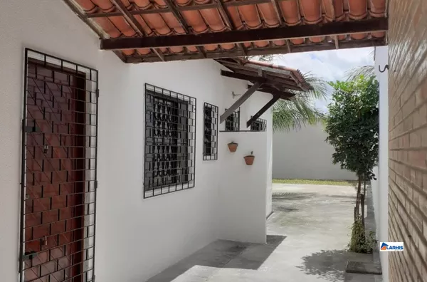 Casa na Avenida Principal á venda 