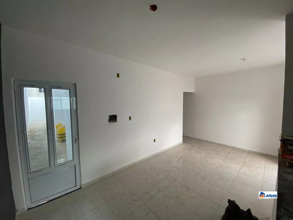 Casa à venda com 2 quartos, 79m² - Foto 4