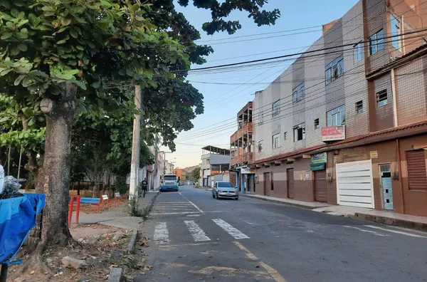 VENDE-SE PRÉDIO COM 2 APARTAMENTOS E MAIS 6 LOJAS NO BAIRRO VOLTA GRENDE- VOLTA REDONDA - Foto 2