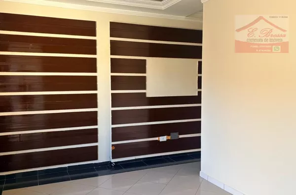 Casa para locação no Jardim Ipanema, Jaraguá, com 2 dormitórios, quintal, lavabo e garagem compartilhada. Próxima a mercado, padaria e transporte público.