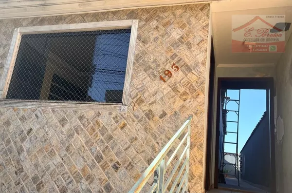 Casa para locação no Jardim Ipanema, Jaraguá, com 2 dormitórios, quintal, lavabo e garagem compartilhada. Próxima a mercado, padaria e transporte público.
