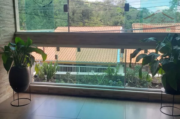 Casa com 2 suítes, 1 sala, 1 cozinha, 2 banheiros, 1 lavabo, 1 sótão, 1 área de serviço e 2 vagas de garagem  