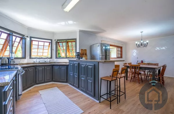 Casa de Alto Padrão com Suítes Exclusivas e Vista para a Mata Atlântica