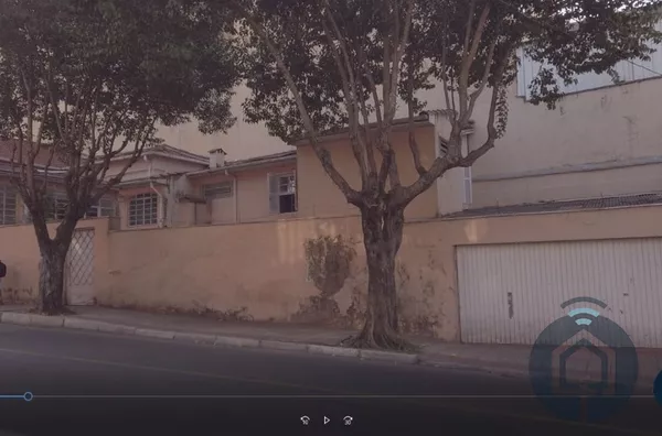 Oportunidade no Centro: Residência + Ponto Comercial!