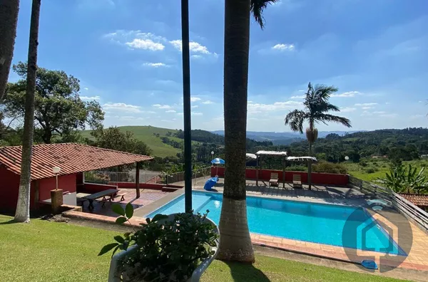 Seu Refúgio Perfeito: Chácara com Salão de Festas e Piscina