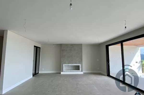 Casa de alto padrão em condomínio fechado 