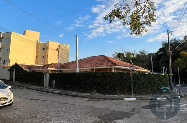 Casa à Venda - 4 Quartos em São Roque