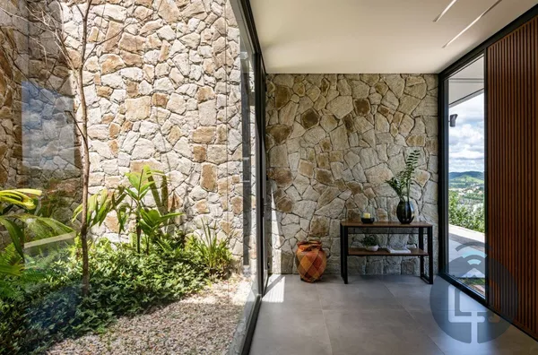 Exclusividade e Elegância – Casa Contemporânea e Vista Deslumbrante