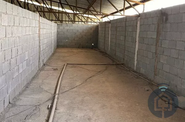 Galpão completo com pé-direito alto, mezaninos e amplo estacionamento!