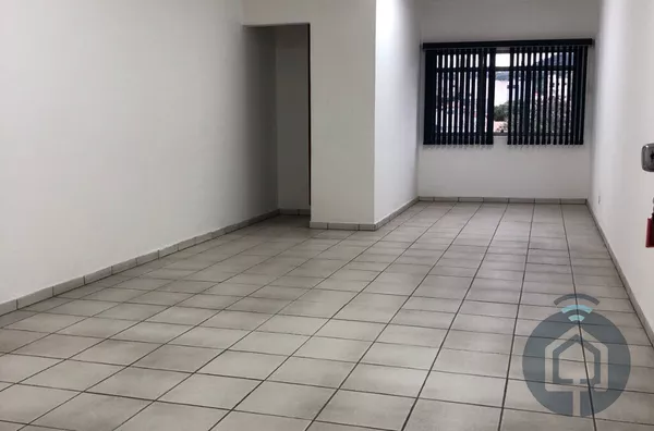 Sala comercial no centro de São Roque 