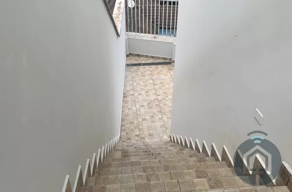 Encantador sobrado com 3 dormitórios, suíte e quintal espaçoso! - Foto 4