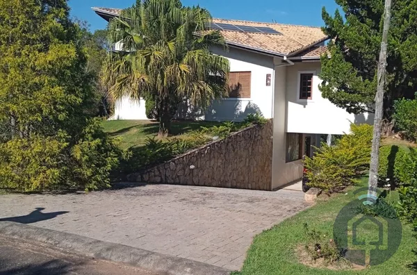 Residência de Luxo em Condomínio Exclusivo: Uma Obra-Prima em Meio à Natureza