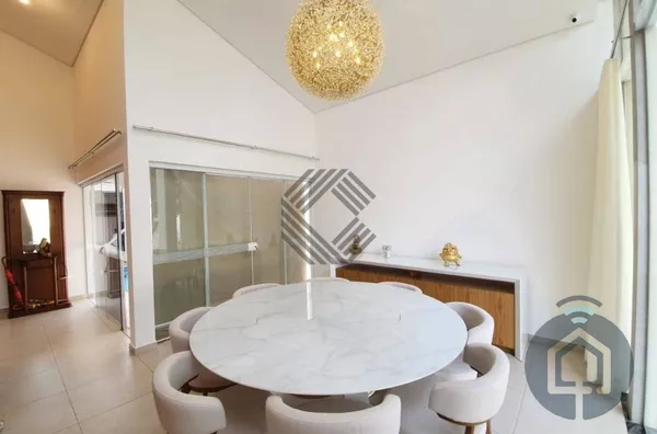 Casa térrea em condomínio de alto padrão