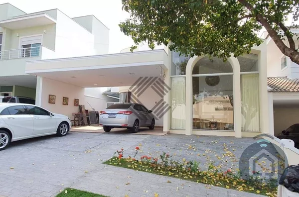 Casa térrea em condomínio de alto padrão