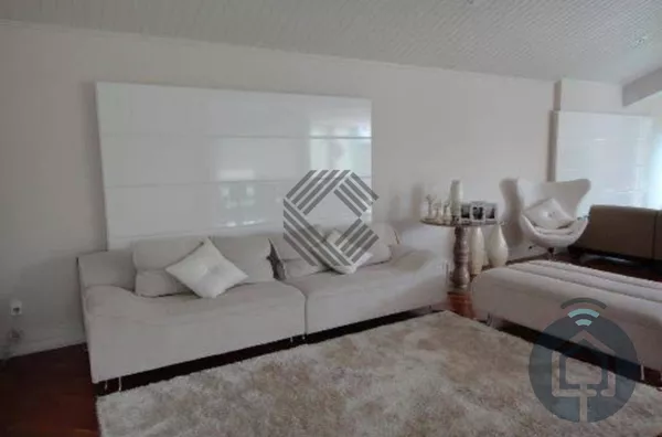 Sobrado de alto padrão em condomínio fechado