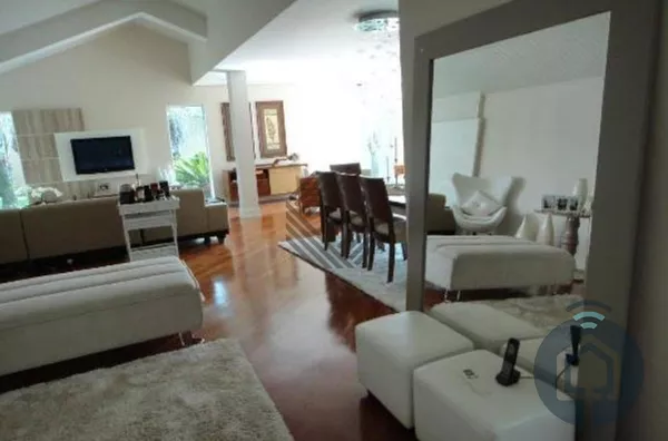 Sobrado de alto padrão em condomínio fechado