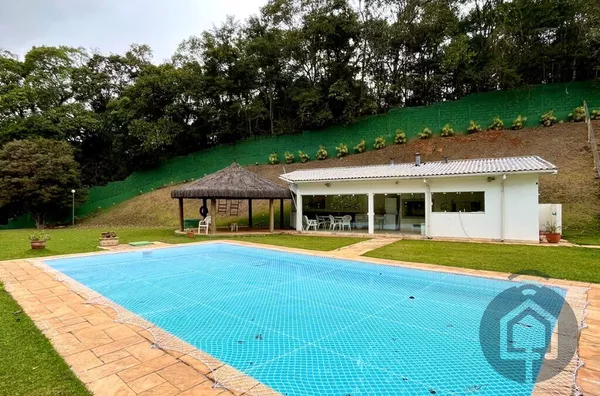 Chácara em maravilhoso condomínio 