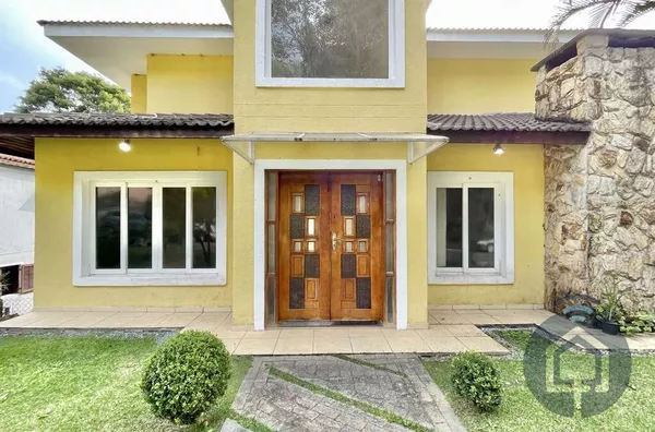 Procurando um lar espaçoso e acolhedor para sua família? Venha conhecer esta linda propriedade no bairro Transurb, em Itapevi!