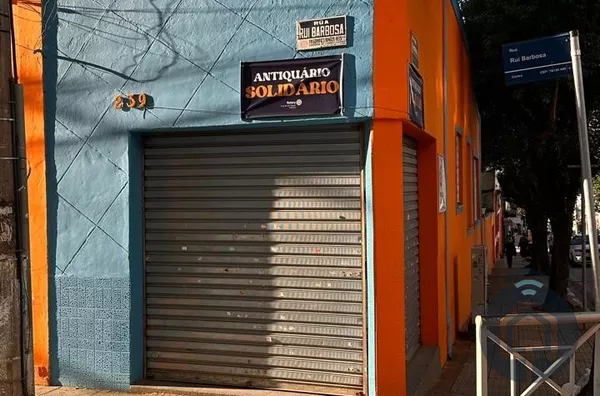 Oportunidade no Centro: Residência + Ponto Comercial!