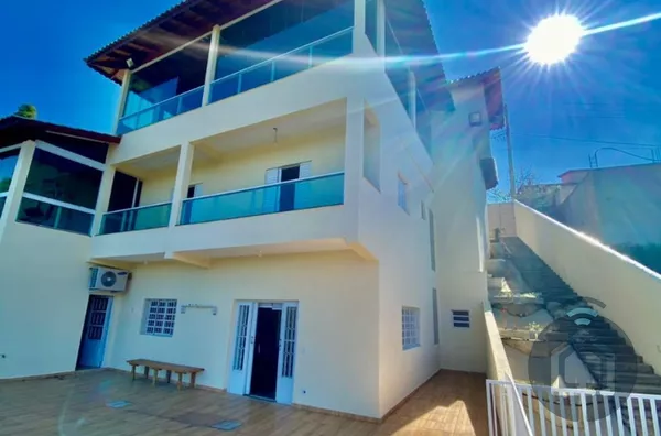 Chácara dos Sonhos em Mairinque: 4 Quartos, Conforto e Lazer para Toda a Família!