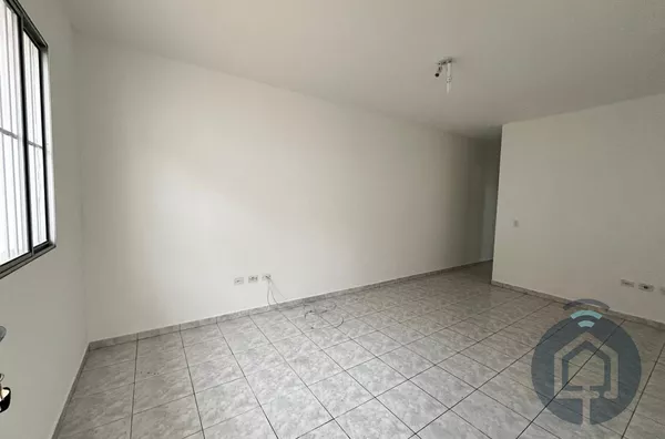 Charmoso Sobrado com Suíte e Varanda em Localização Privilegiada - Foto 4