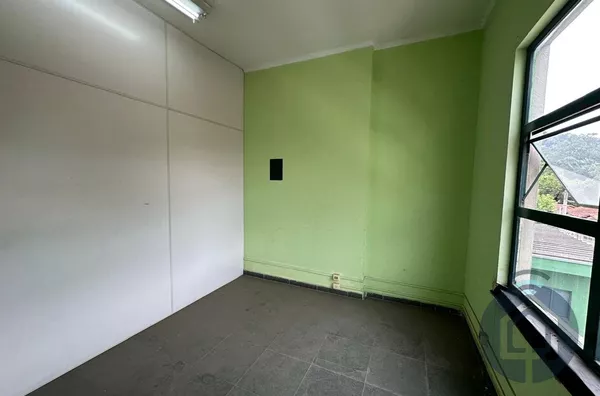 Excelente Sala Comercial para Aluguel no Centro de São Roque.