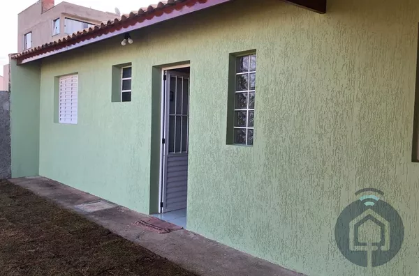 Casa Charmosa com Grande Espaço de Terreno à Venda