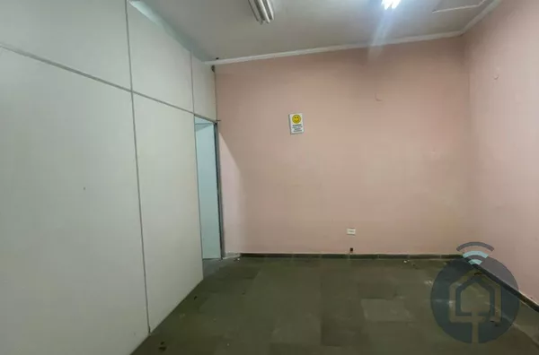 Sala comercial no centro de São Roque 