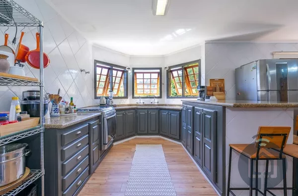 Casa de Alto Padrão com Suítes Exclusivas e Vista para a Mata Atlântica