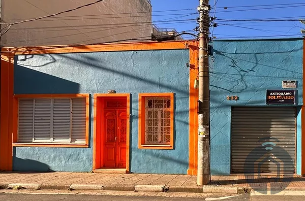 Oportunidade no Centro: Residência + Ponto Comercial!