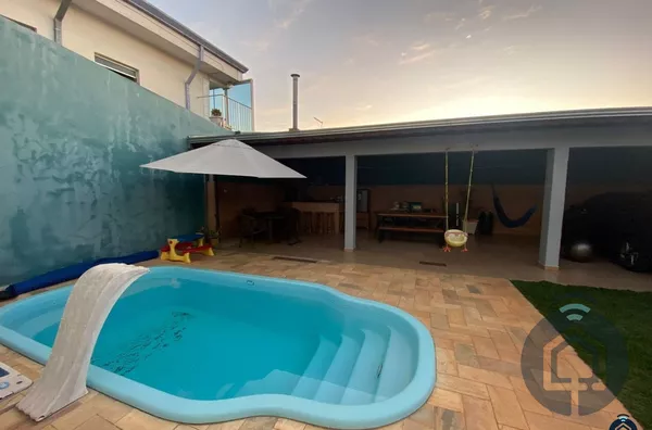 O Refúgio Perfeito: Casa com Piscina Aquecida e Espaço Gourmet