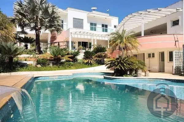 Exclusiva Casa em Condomínio Fechado com 4 Suítes e Área de Lazer Completa em Ibiúna