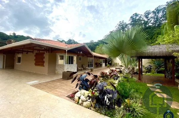 Casa de alto padrão, moderna, espaçosa e aconchegante