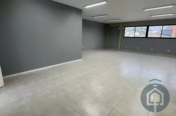 Ampla Sala Comercial para Aluguel no Centro de São Roque – Ideal para seu Negócio!
